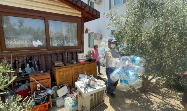 Çevreye yayılan kötü koku çöp evi ortaya çıkarttı