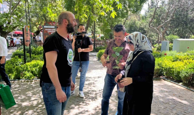 'Çiçek Doktoru' Arslan, Babalar Günü sebebiyle vatandaşlara 'aronya fidanı' dağıttı