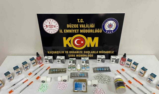 Cinsel içerikli ilaçlar polis baskınında ele geçirildi: 2 gözaltı