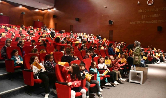 Çocuklar ilk defa tiyatroyla buluştu