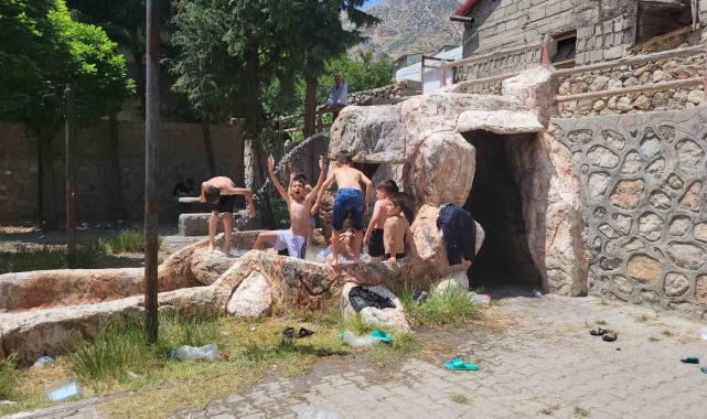 Çocuklar serinlemeyi eğlenceye çevirdi