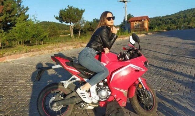 Çok sevdiği motosikleti sonu oldu: Genç kızdan geriye bu fotoğraflar kaldı