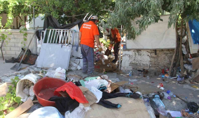 "Çöp ev" ihbarı üzerine gidilen apartmanın bahçesinden 5 kamyon ve 3 traktör dolusu çöp çıkarıldı