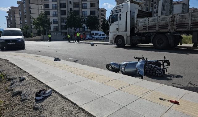 Çorum'da hafif ticari araçla motosikletin kazası güvenlik kamerasınca kaydedildi