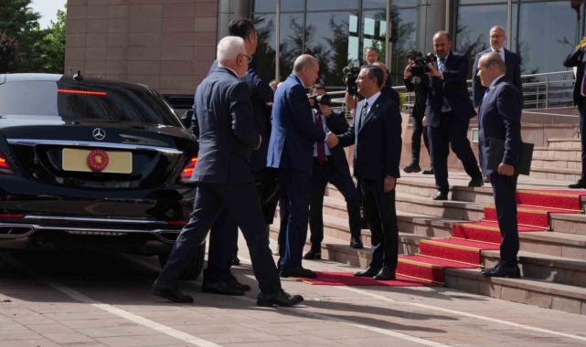 Cumhurbaşkanı Recep Tayyip Erdoğan, CHP Genel Başkanı Özgür Özel ile görüşmek için CHP Genel Merkez binasına geldi.