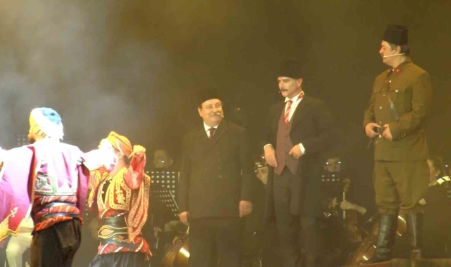 "Cumhuriyete Doğru" tiyatro oyunu Beşiktaş Tüpraş Stadyumu'nda sahnelendi