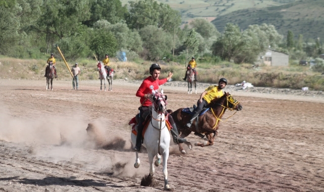 Dede Korkut diyarı Bayburt'ta festival tadında cirit şöleni yaşanıyor