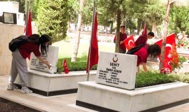 Değerlerine sahip çıkan gençlerden vatan için canını veren şehitlere anlamlı ziyaret