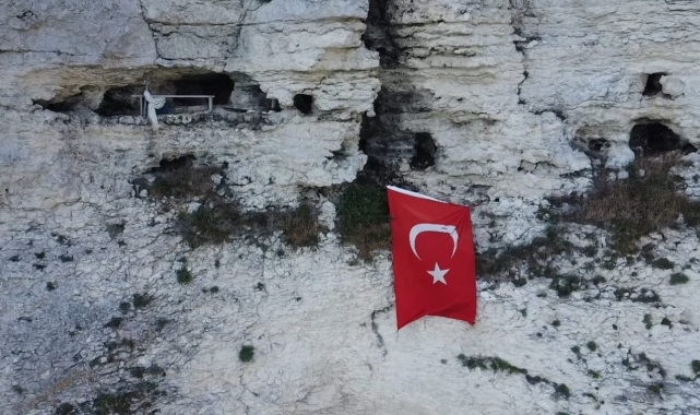 Deniz manzaralı mağarasında keyif çatıyor