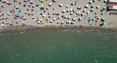 Deniz yasağı kalktı, sahilde adım atacak yer kalmadı