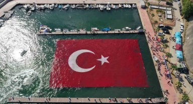 Denizde dev Türk bayrağı açıldı