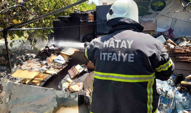 Depo olarak kullanılan çadır yandı