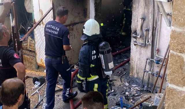 Depoda çıkan yangın eve sıçrar sıçramaz söndürüldü