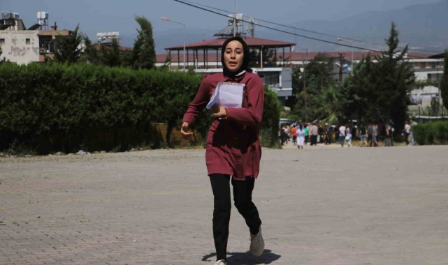 Deprem bölgesinde 40 derece sıcakta YKS heyecanı, sınava geç kalanlar koşu maratonunda ter döktü