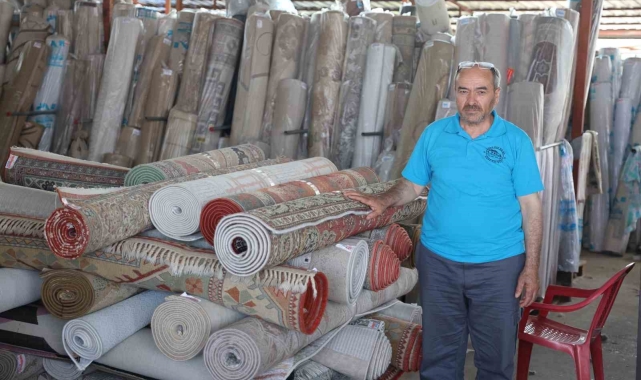 Deprem öncesi yıkamacıya bırakılan halılar sahipsiz kaldı