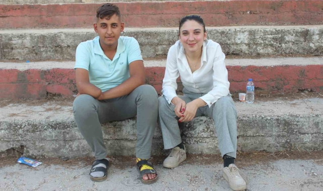 Depremde ailesini ve kolunu kaybeden genç, kitap okumak için gittiği kütüphaneden ev umuduyla çıktı