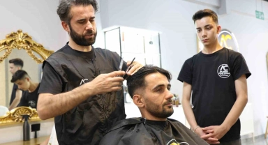 Depremin merkez üssündeki berberlerde bayram yoğunluğu