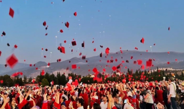 Depremin yaralarının sarıldığı İskenderun'da mezuniyet heyecanı