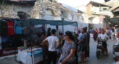 Depremin yıktığı çarşıda eski günleri aratmayan bayram alışverişi