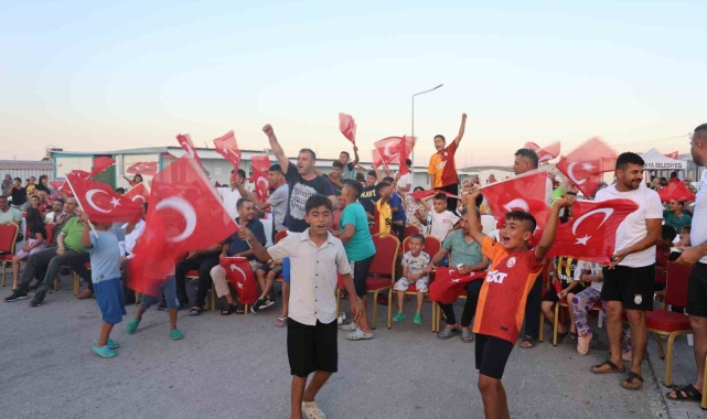 Depremzedeler, milli maç heyecanını konteyner kente kurulan dev ekranda yaşadı