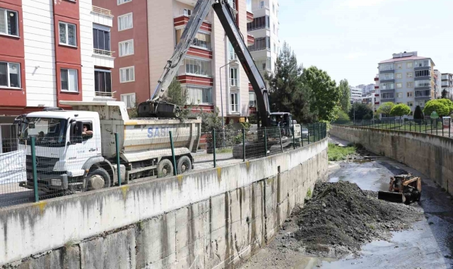 Dere yatakları iş makineleri ile temizlendi