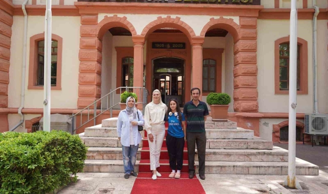 Dereceye giren sporculara bisiklet hediye etti