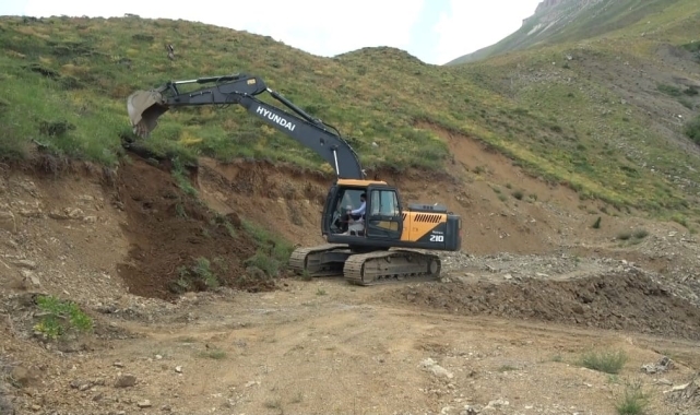 Derecik ilçesinde su ve yol çalışmaları başladı