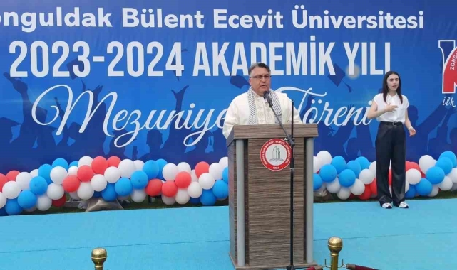 Devrek'te üniversite öğrencileri mezuniyetlerini kep atarak kutladılar