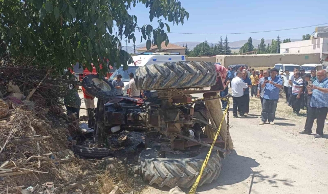 Devrilen traktörün sürücüsü kurtarılamadı
