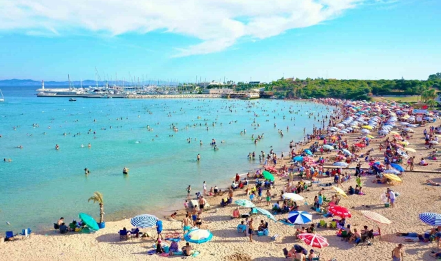 Didim sahillerinde 'iğne atsan yere düşmez görüntüler' oluştu