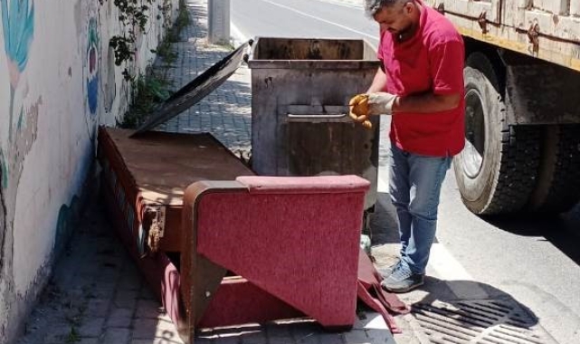 Dilovası'nda çöpe atılan ev eşyaları bertaraf ediliyor