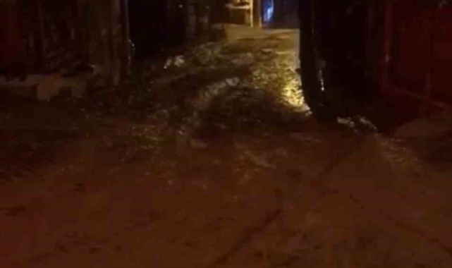 Divriği'de sel: Araçlar suya gömüldü