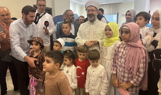 Diyanet'in Mekke'deki 'Çocuk Kafilesi' hacı adayı anne babaları rahatlatıyor
