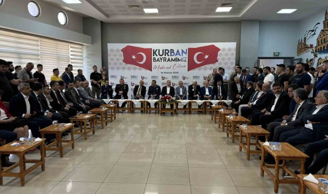 Diyarbakır Valisi bayram kutlamasında vatandaşlarla vedalaştı