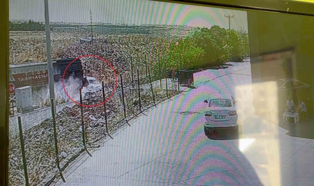 Diyarbakır'da hemzemin geçitten geçen hafif ticari araca yük treni çarptı: 2 yaralı