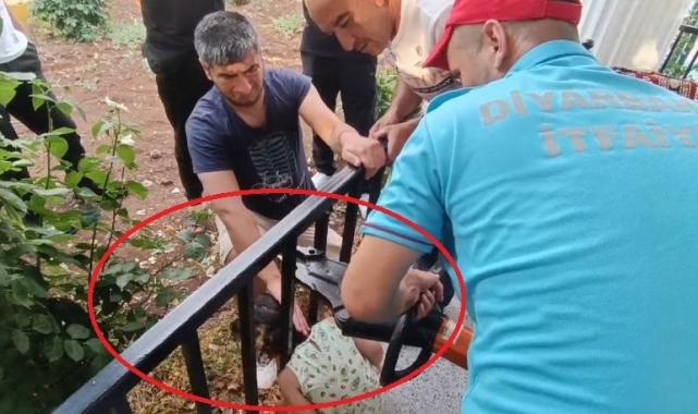 Diyarbakır'da kafası çardak demirlerine sıkışan çocuk böyle kurtarıldı