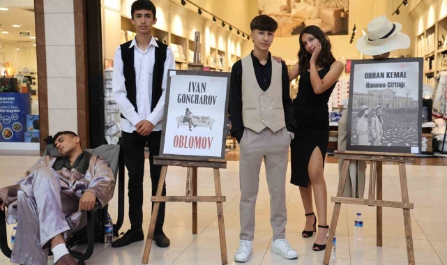 Diyarbakır'da öğrenciler bir yıl boyunca okudukları romanın karakterlerini canlandırdı