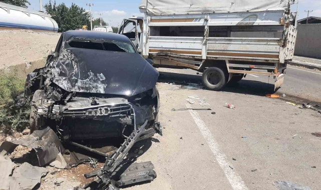 Diyarbakır'da otomobil ile kamyonet çarpıştı: 5 yaralı