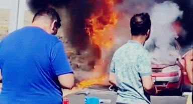 Diyarbakır'da seyir halindeki otomobil alev topuna döndü