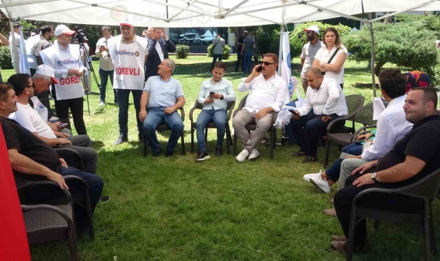 Diyarbakır'daki belediyelerden çıkarılan işçiler, Bağlar Belediyesi önünde oturma eylem başlattı