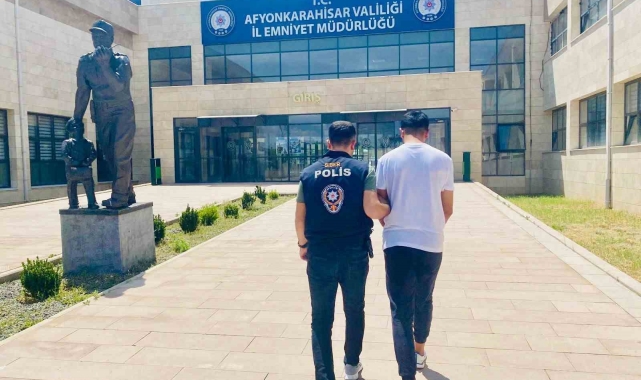 Dolandırıcılık suçundan aranan şahsı polis yakaladı