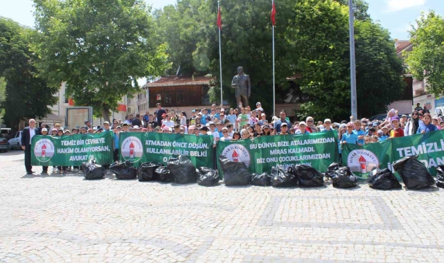Domaniç'te ilkokul öğrencilerinin çevre temizliği etkinliği