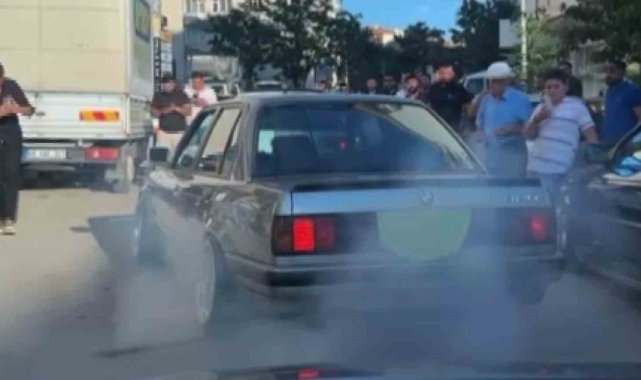 Düğün alanında aracın lastiğini yakan maganda kamerada