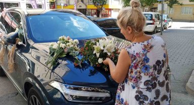 Düğün sezonunun açılmasıyla çiçekçilerin 'gelin arabası' yoğunluğu başladı