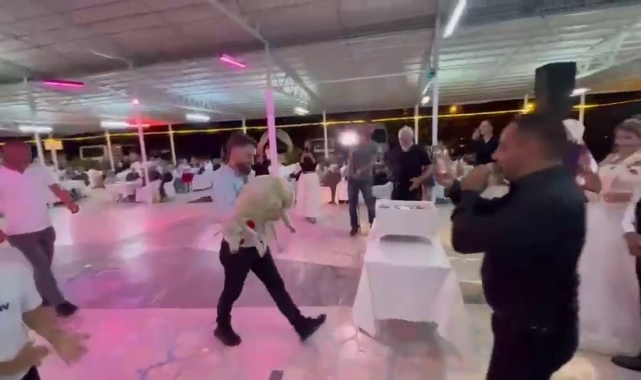 Düğünde damada takı yerine koyun hediye ettiler