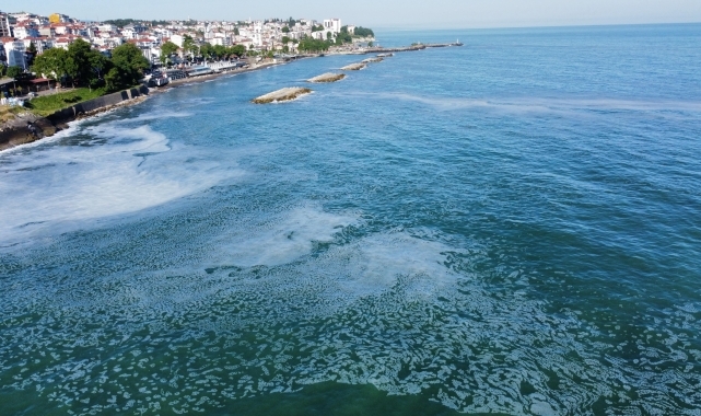 Düzce Akçakoca'da denizde köpük görünümünde tabaka oluştu