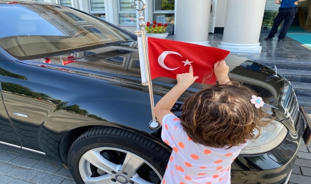 Düzce'de 2 küçük kardeşin, makam aracındaki Türk bayrağını öpmesi kameraya yansıdı