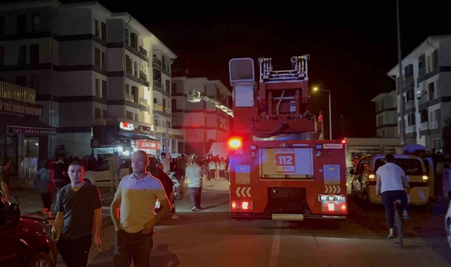 Düzce'de bir binada yangın çıktı, 7 kişi merdivenle tahliye edildi