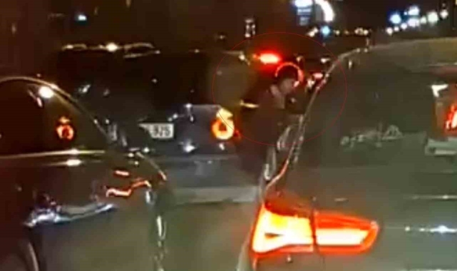 E-5 Karayolu'nda dehşet anları kamerada: Korsan taksici kadını araçtan attı