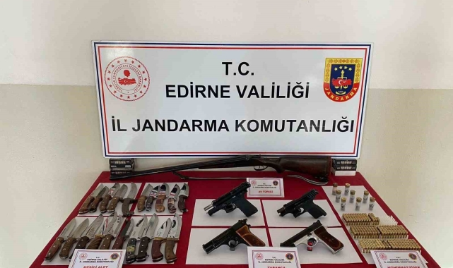 Edirne'de 4 tabanca, 1 av tüfeği ve 23 kasatura ele geçirildi